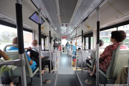 男孩乘坐公交車坐錯方向 公交司機(jī)將其安全送進(jìn)學(xué)校