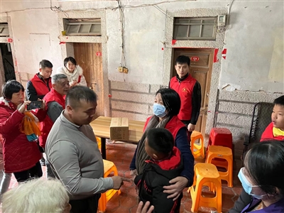 石獅市開展節(jié)前“送溫暖”活動(dòng) 為殘疾青少年送去慰問品