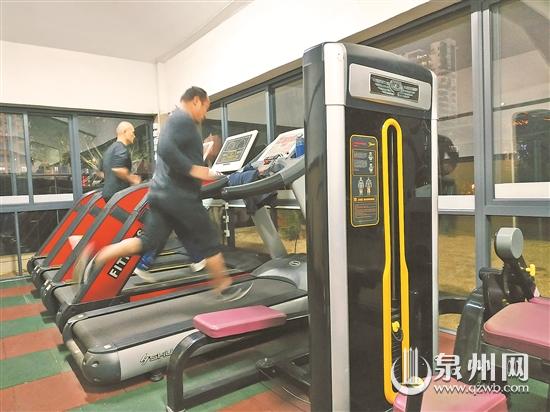 顏文寶業(yè)主購買健身器材捐贈給小區(qū)居民鍛煉身體