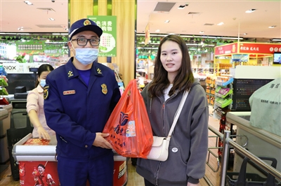 巧用購物袋宣傳消防安全常識 強(qiáng)化全民消防意識