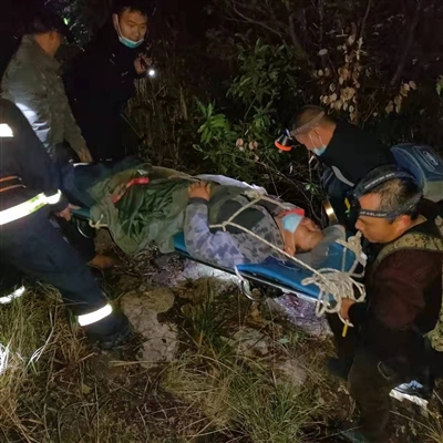 戶外探險隊員深山中不慎骨折 救援人員8小時成功施救