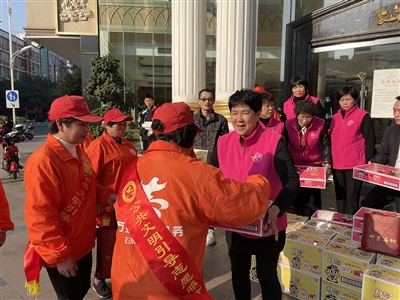 石獅開展寒冬送溫暖慰問行動 為引導(dǎo)志愿者送“大禮包”