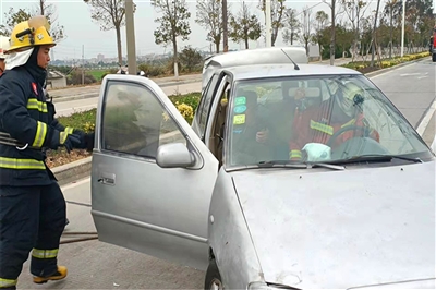 西港村科技路附近兩輛轎車相撞 一名人員被困車內(nèi)