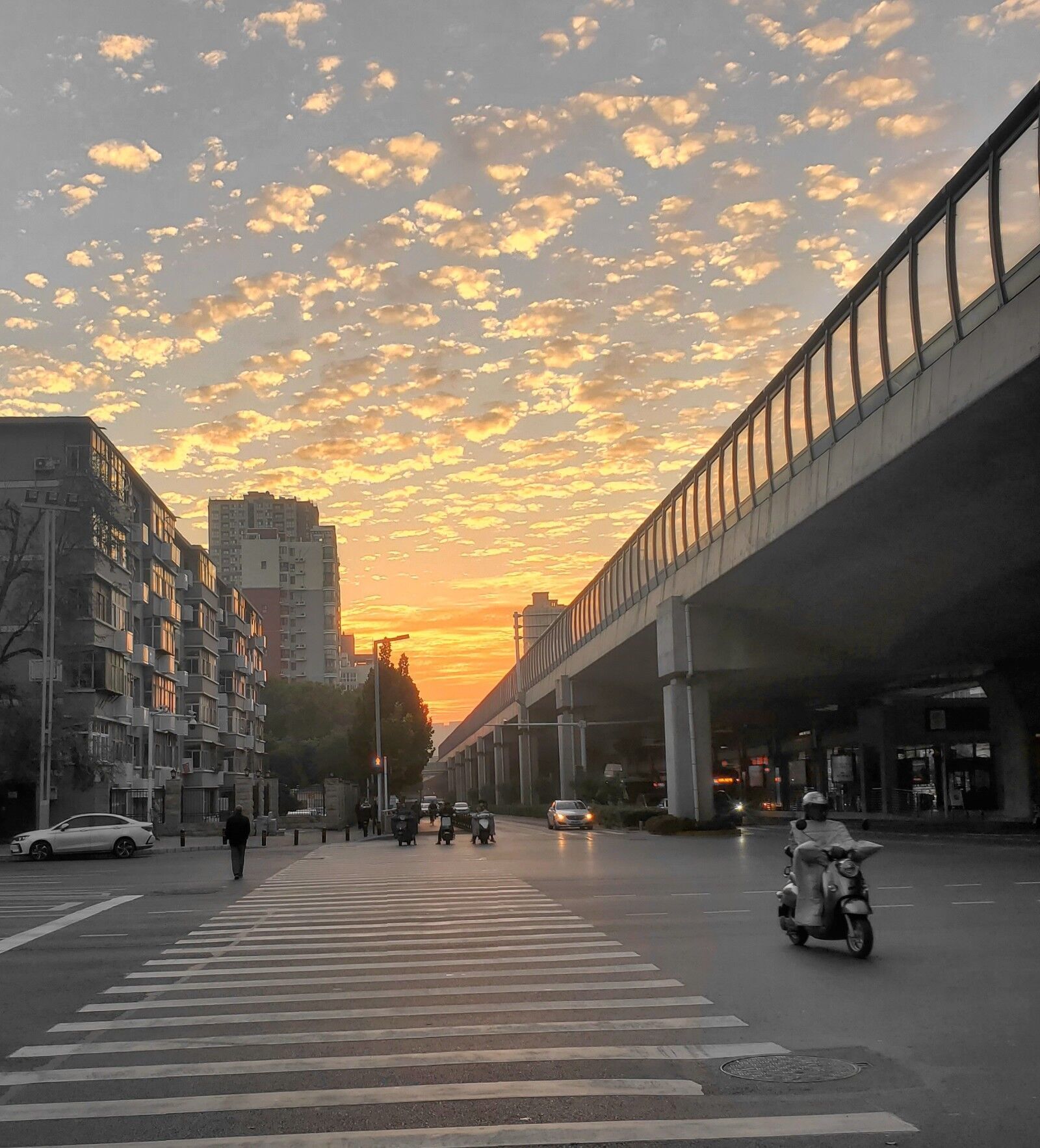 大掛車在高速上發(fā)生自燃 消防救援站赴現(xiàn)場(chǎng)救援