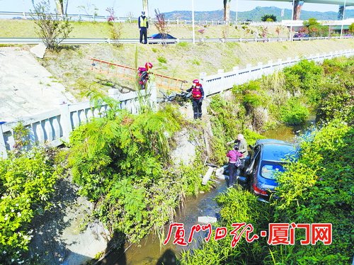 老人駕車致一家三口墜入溪中 消防搭“人橋”救援