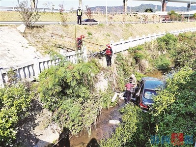 七旬老人駕駛汽車墜入溪中 救援人員將老人抬上岸
