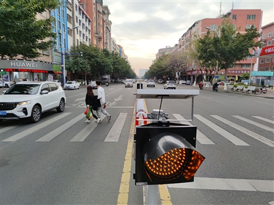 石獅市區(qū)人行道上設(shè)置警示燈 提醒過(guò)往車輛禮讓行人