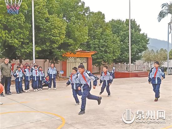 南安市愛(ài)心鄉(xiāng)賢為小學(xué)捐贈(zèng)300套校服 