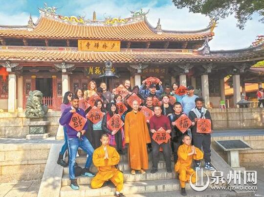 外國(guó)友人走進(jìn)少林寺參觀游學(xué) 共寫新年福