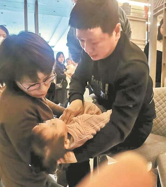 女孩酒店內(nèi)昏厥 夫妻倆伸出援手