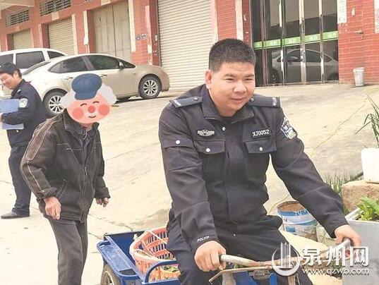 82歲老人賣(mài)菜迷路 民警幫其買(mǎi)菜并送回家