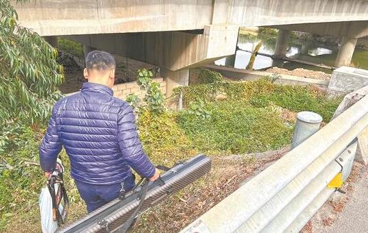 男子高速公路上釣魚 被執(zhí)勤民警勸離