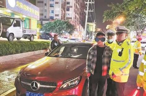 兩市民舉報(bào)酒駕 分別領(lǐng)取3000元和1000元獎(jiǎng)勵(lì)