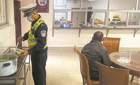 老人走失四天三夜急壞家人 泉州高速交警送其回家