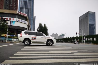 騰勢旗下全新高端MPV車型D9內(nèi)飾預(yù)告圖曝光 二排獨(dú)立座椅相當(dāng)豪華